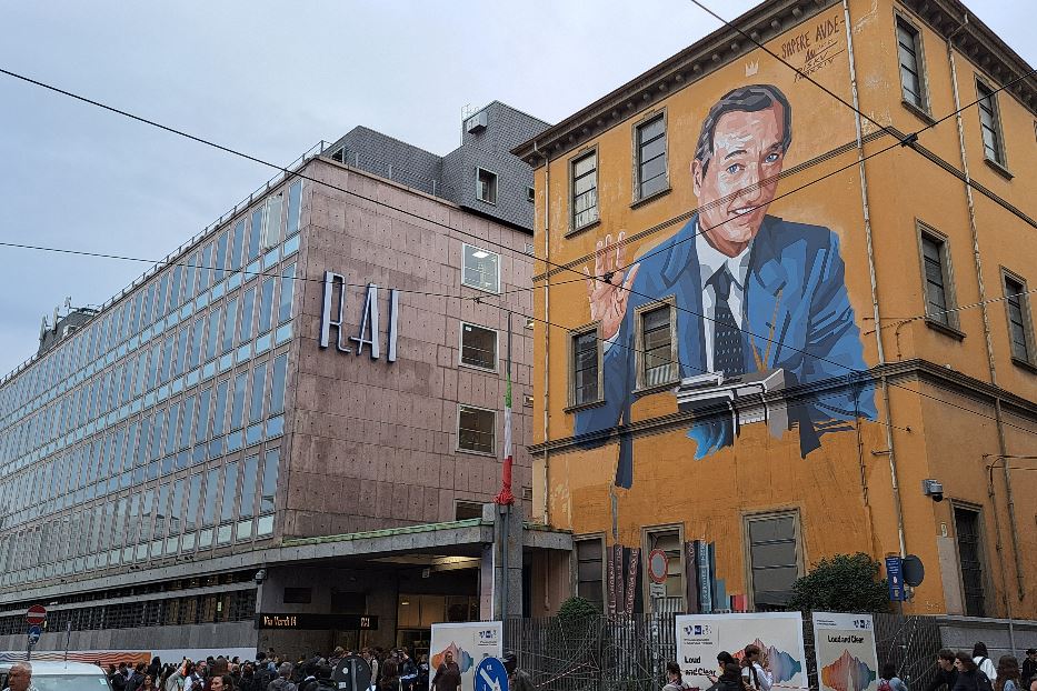 Il murale dedicato a Piero Angela che campeggia sul Centro di produzione Rai di Torino