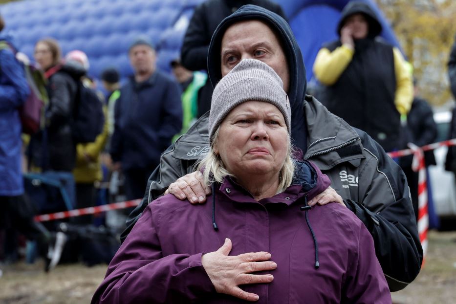 La disperazione dei residenti del condominio di Kharkiv bombardato dai russi nella notte