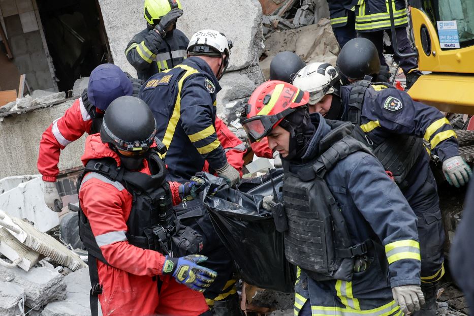 Soccorritori e vigili del fuoco estraggono morti e feriti dal condominio di Kharkiv bombardato dai russi nella notte