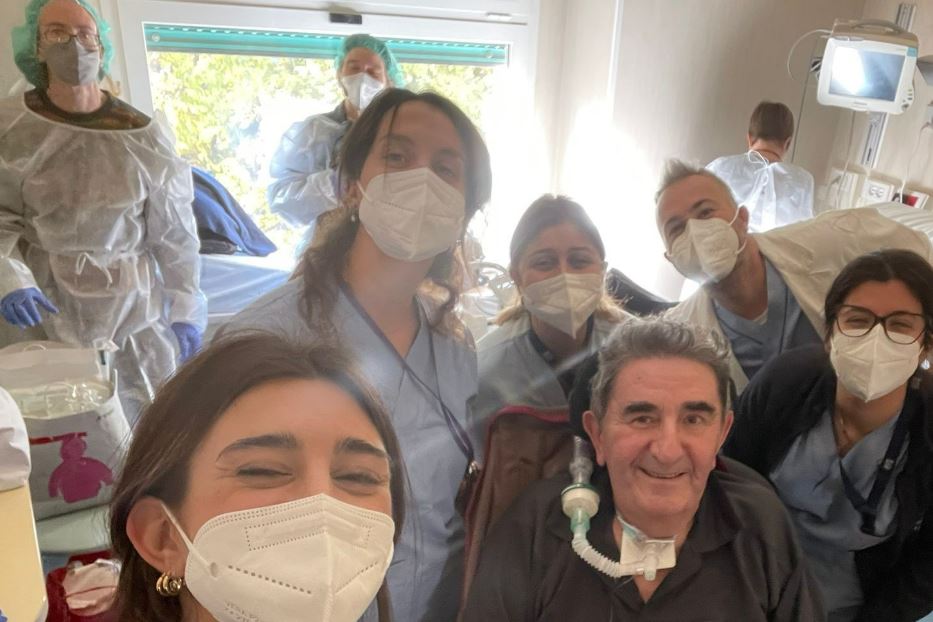 L'équipe infermieristica di NeMo Milano guidata da Pietro Perego (terz'ultimo a destra) con un paziente