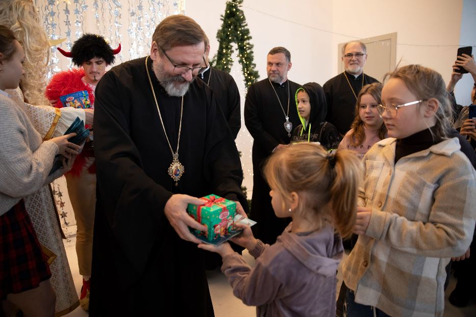 L’arcivescovo Sviatoslav Shevchuk, capo della Chiesa greco-cattolica ucraina, consegna i regali ai bambini accolti nella sua “casa” a Kiev