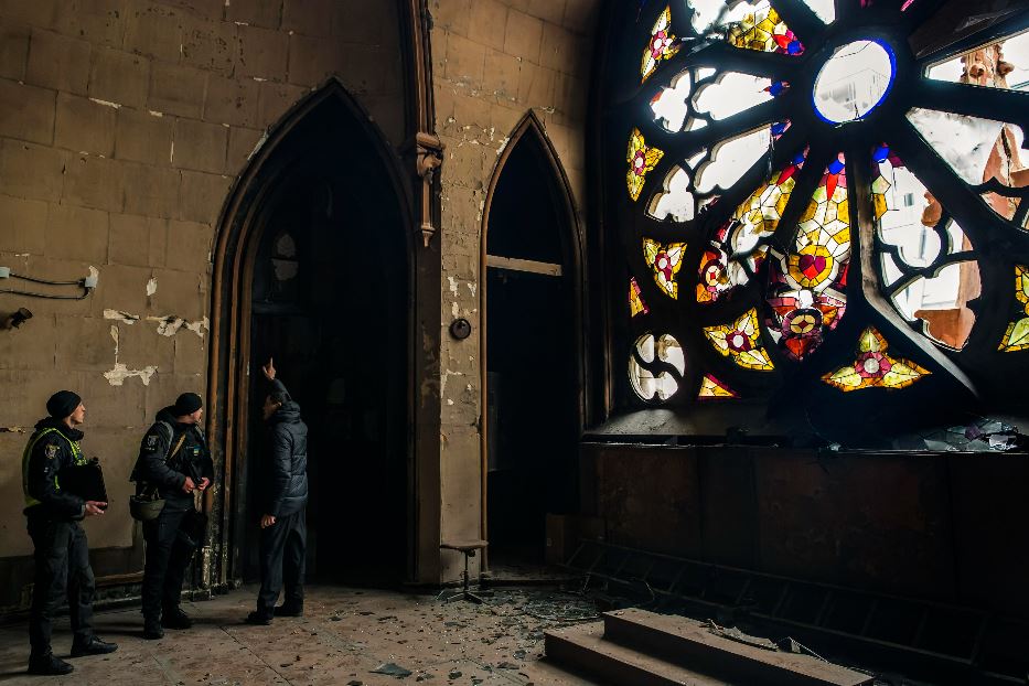 La chiesa cattolica di San Nicola danneggiata durante l'attacco russo nel centro di Kiev del 20 dicembre