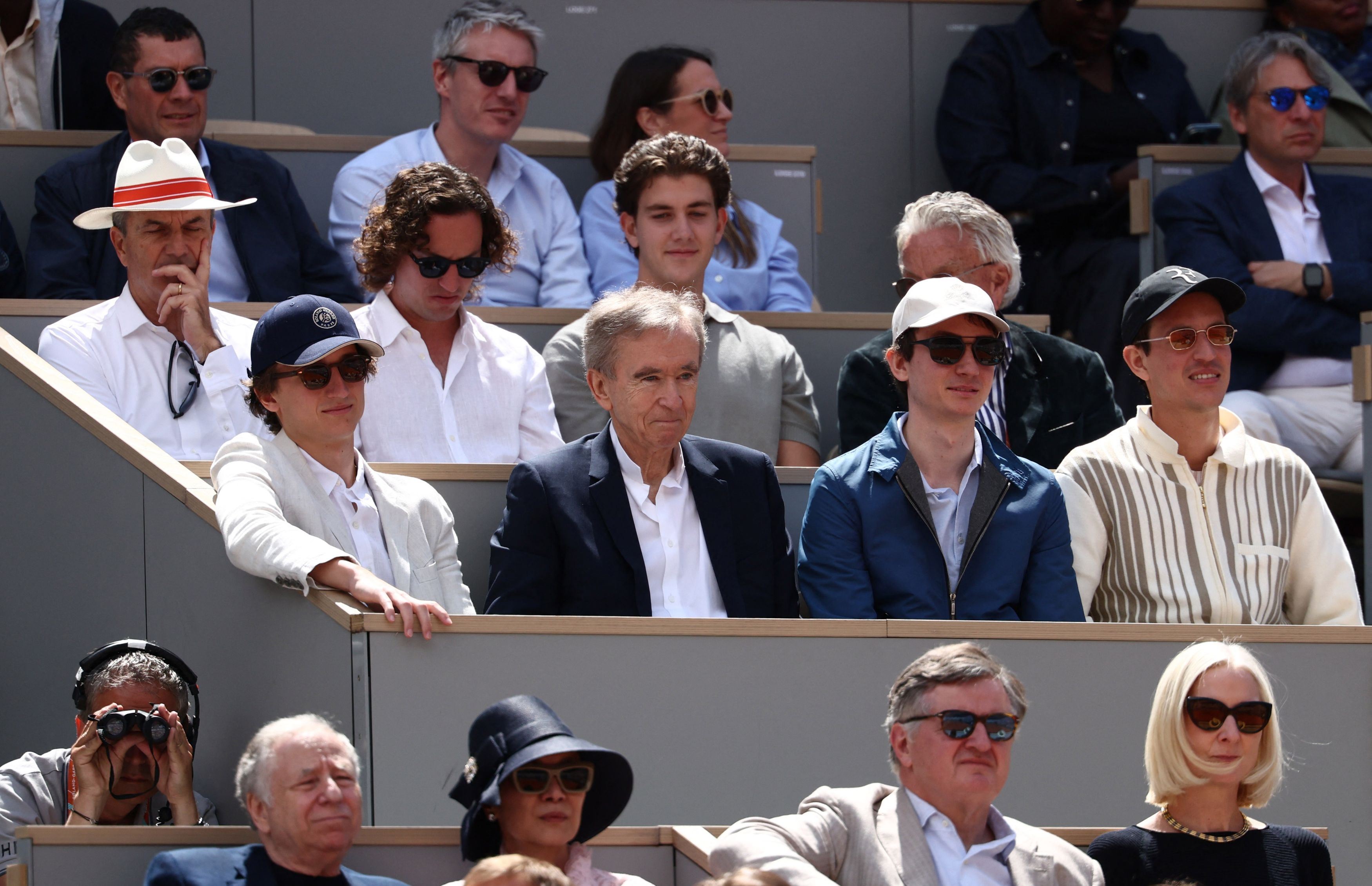 Bernard Arnault, in completo scuro e camicia bianca, guarda la finale del Roland Garros 2024