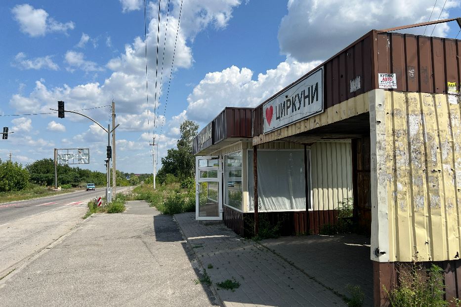 La collina di Lypsi assediata dall'esercito russo vista dall'abitato di Tsyrkuny lungo il fronte intorno alla città di Kharkiv