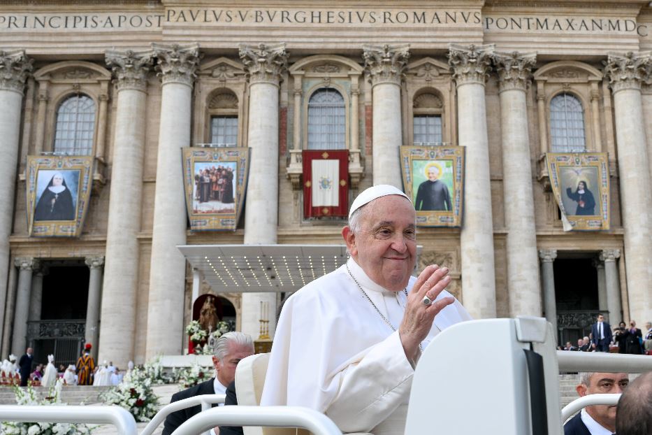 Papa Francesco durante l'ultima canonizzazione di 14 nuovi santi