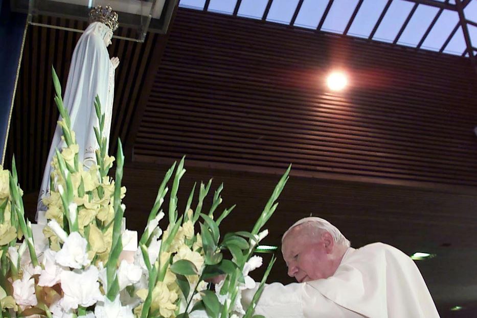 San Giovanni Paolo II davanti alla Madonna di Fatima