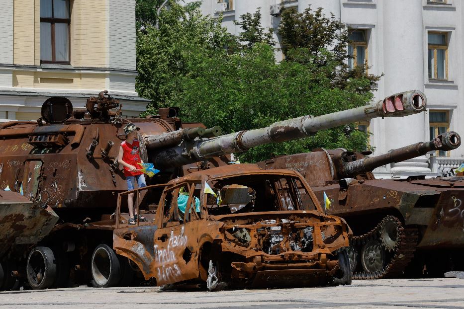 Nel centro di Kiev i rottami dei carri armati russi fermati alle porte della capitale nei primi mesi di guerra