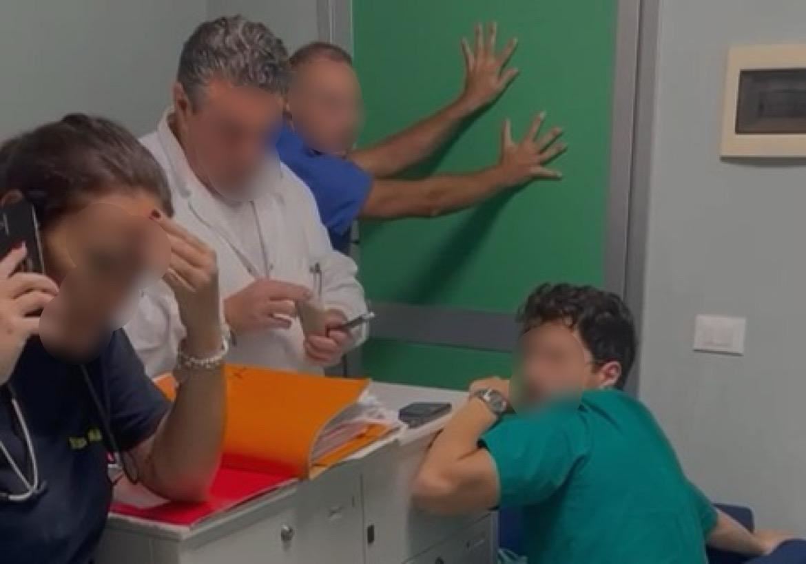 Un frame del video girato dai medici dell'ospedale di Foggia, barricati in uno stanzino per evitare il linciaggio