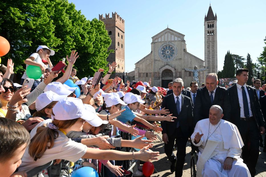L'incontro del Papa con i bambini a Verona