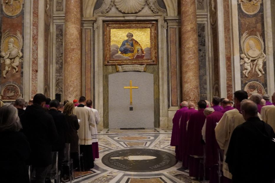 La ricognizione della Porta Santa della Basilica di San Pietro in vista del Giubileo 2025