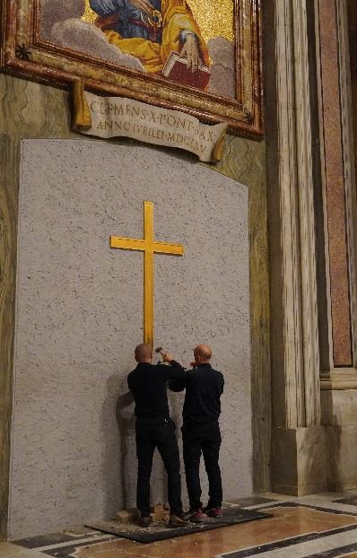 La ricognizione della Porta Santa della Basilica di San Pietro in vista del Giubileo 2025