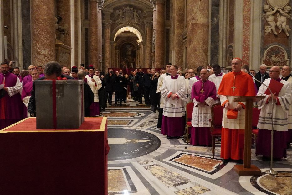 La ricognizione della Porta Santa della Basilica di San Pietro in vista del Giubileo 2025