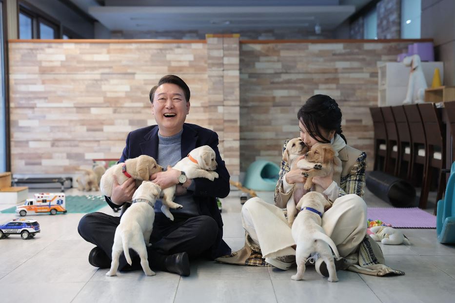 Il presidente sudcoreano Yoon Suk Yeol e la moglie Kim Keon Hee con i loro cuccioli di cane