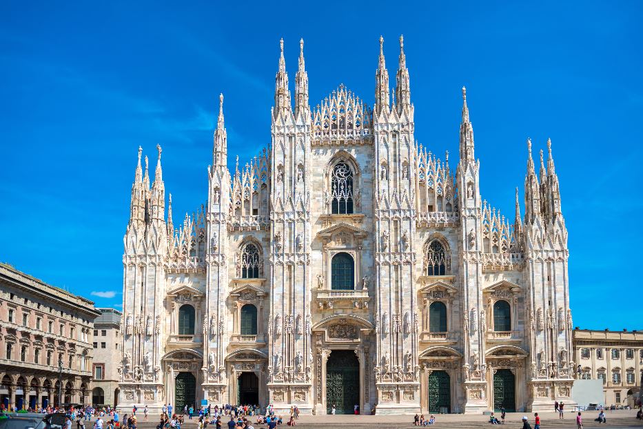 L’imponente facciata del Duomo di Milano. La città guarda alle Olimpiadi 2026