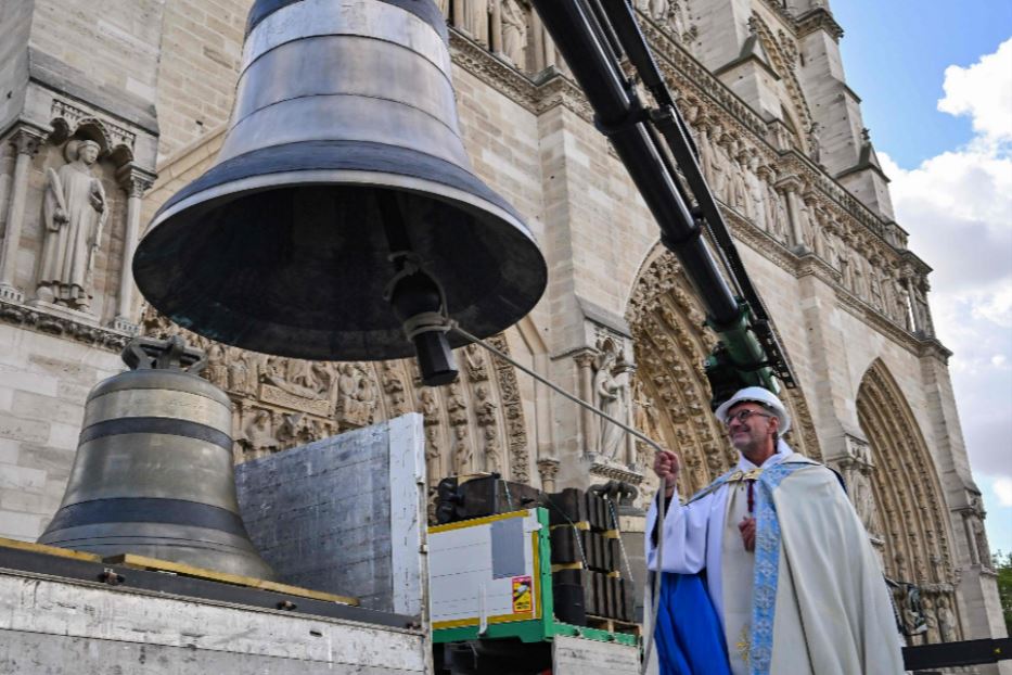 Il rettore della cattedrale di Notre-Dame, monsignor Olivier Ribadeau Dumas, benedice le campane