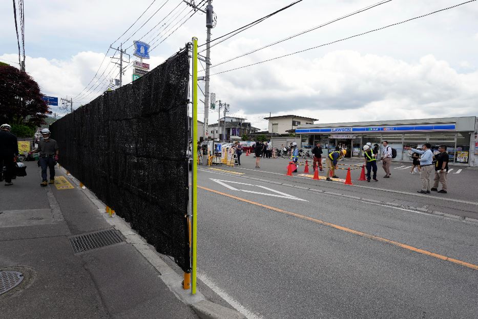 Ieri il municipio di Fujikawaguchiko ha installato una rete opaca per oscurare la vista del monte Fuji ai turisti