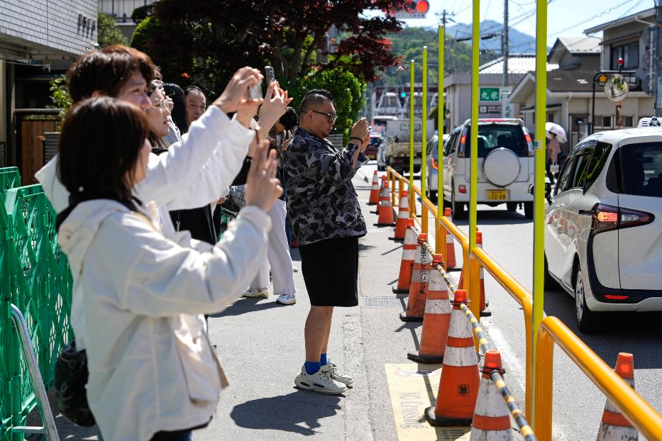 Turisti davanti al supermercato Lawson a Fujikawaguchiko