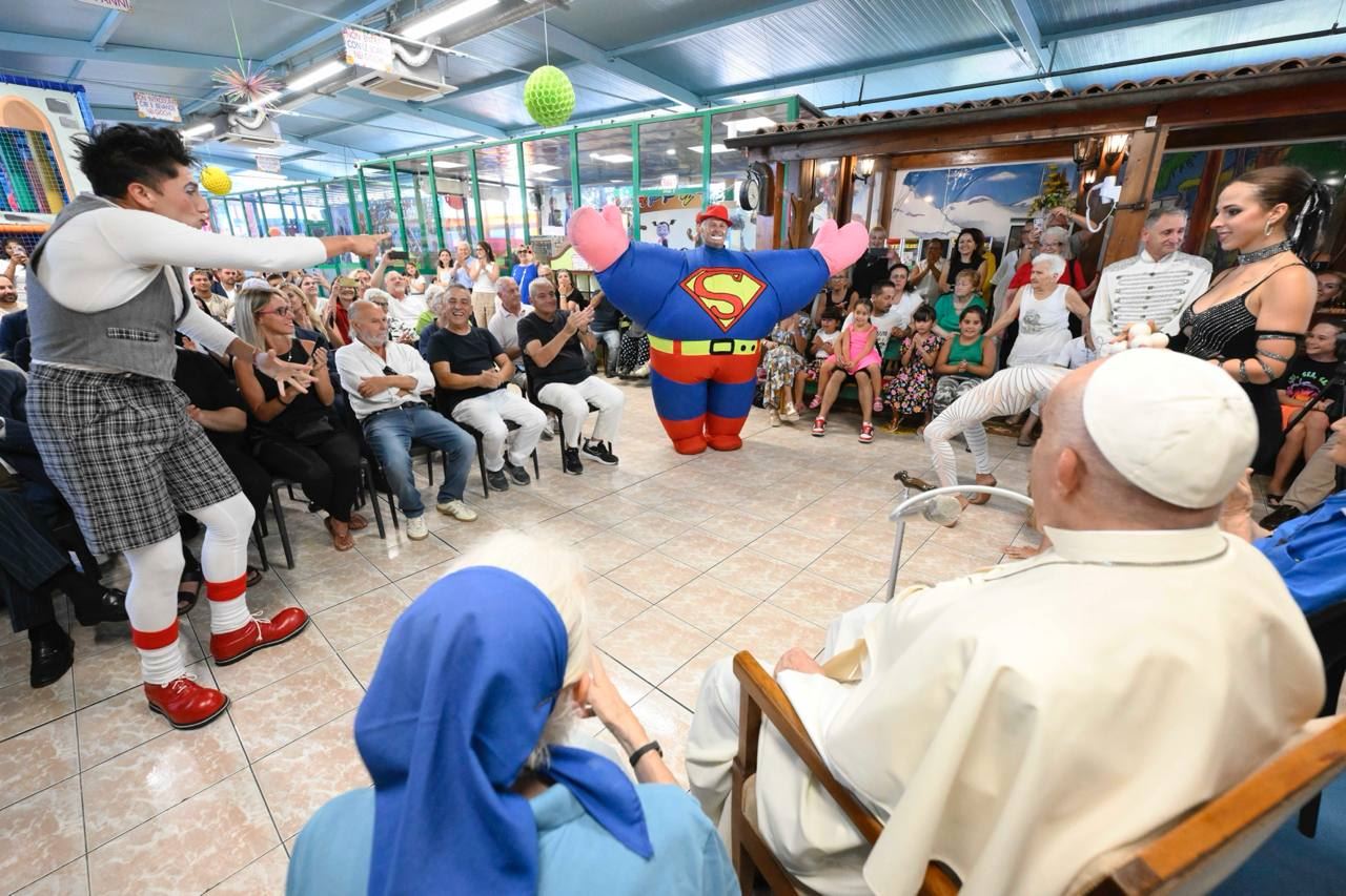 Il Papa e suor Geneviève a Ostia con la comunità dei giostrai