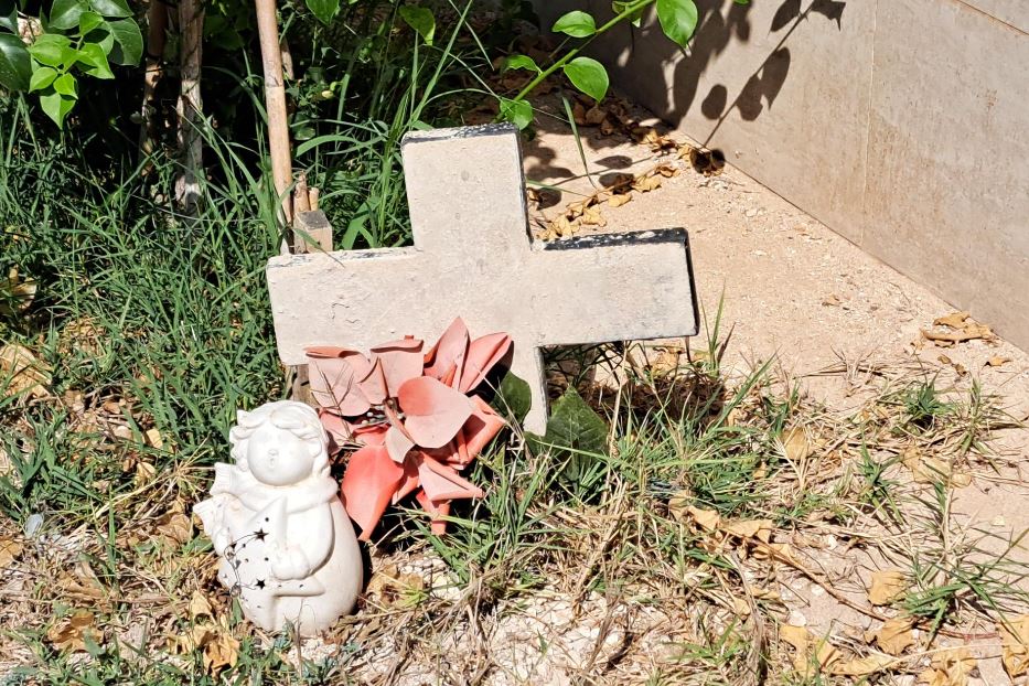 Una delle tombedon nel cimitaro dei migranti