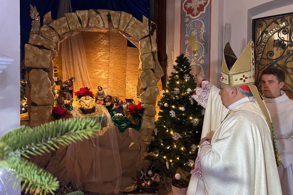 Il cardinale Konrad Krajewski benedice il presepe nella Cattedrale latina di Kharkiv