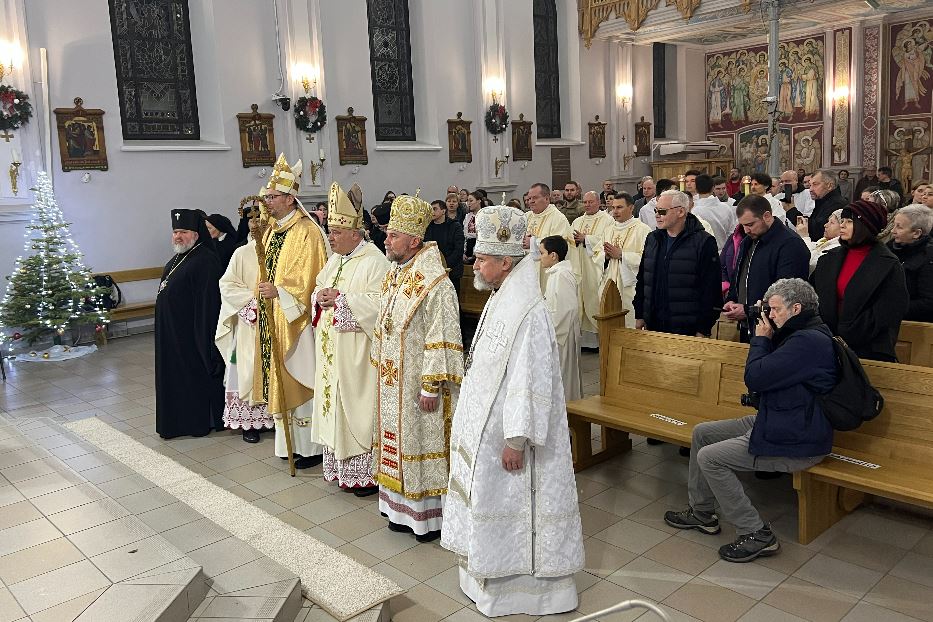 La Messa della notte di Natale nella Cattedrale latina di Kharkiv con il nunzio apostolico Visvaldas Kulbokas e il cardinale Konrad Krajewski