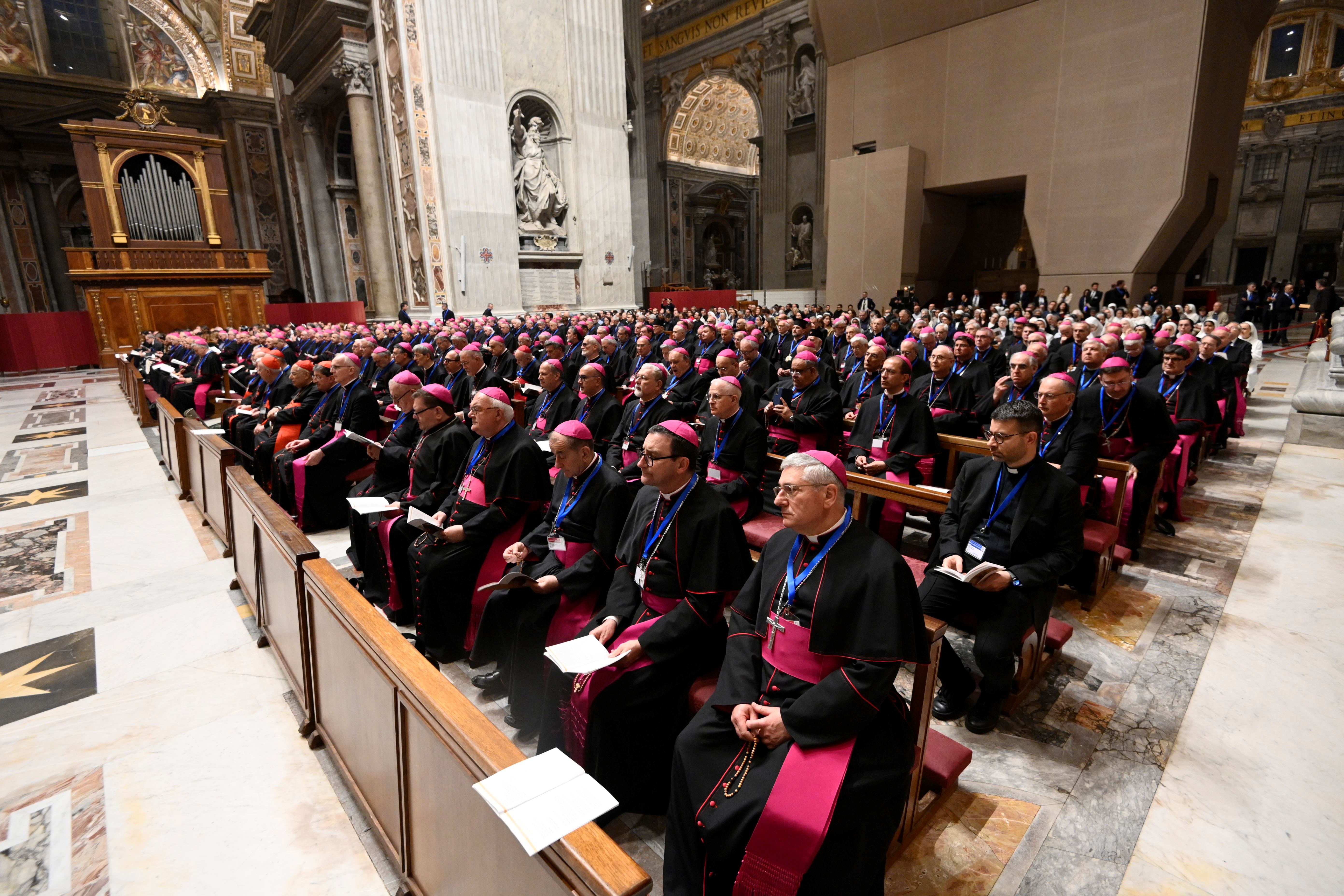 I vescovi recitano il Rosario per la pace