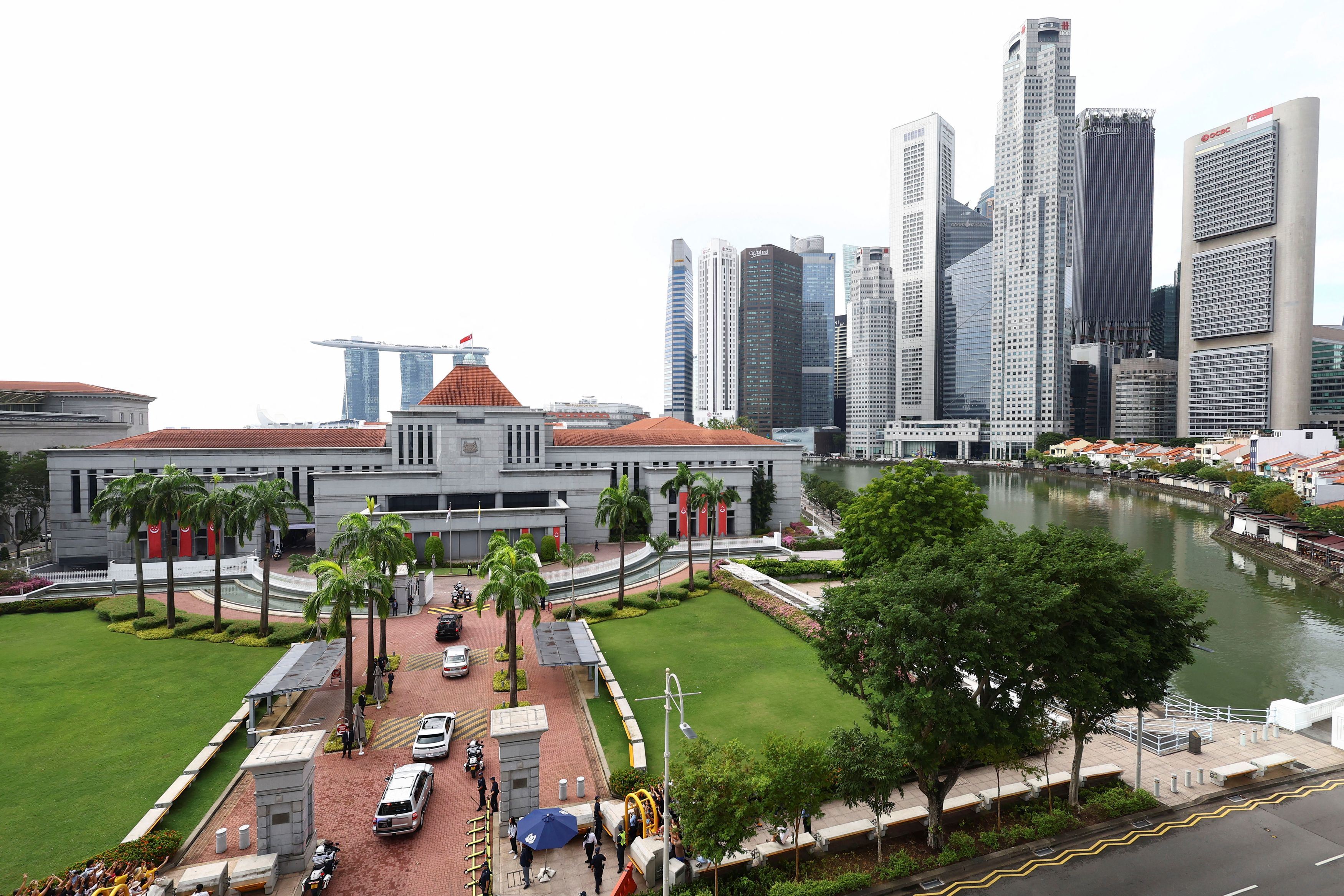 L'arrivo del corteo papale alla Parliament House di Singapore