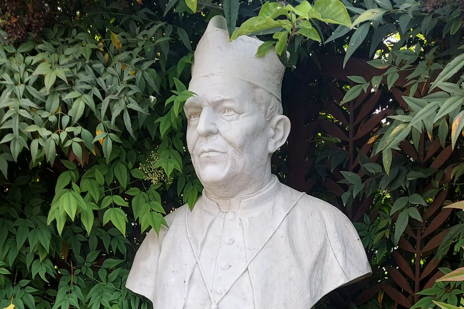 Il busto di monsignor Giuseppe Ciccarelli nel giardino della 'sua' casa di riposo a San Giovanni Lupatoto (Verona)