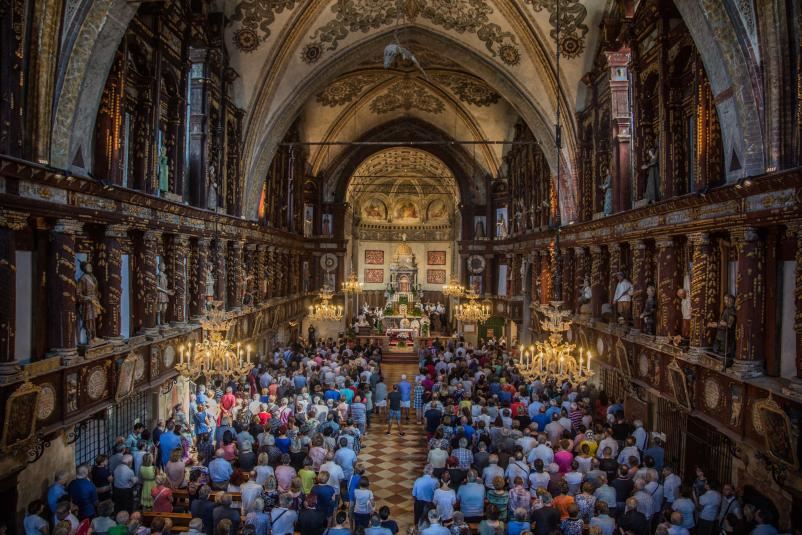 La navata del Santuario della Beata Vergine delle Grazie, gremita di devoti e di pellegrini