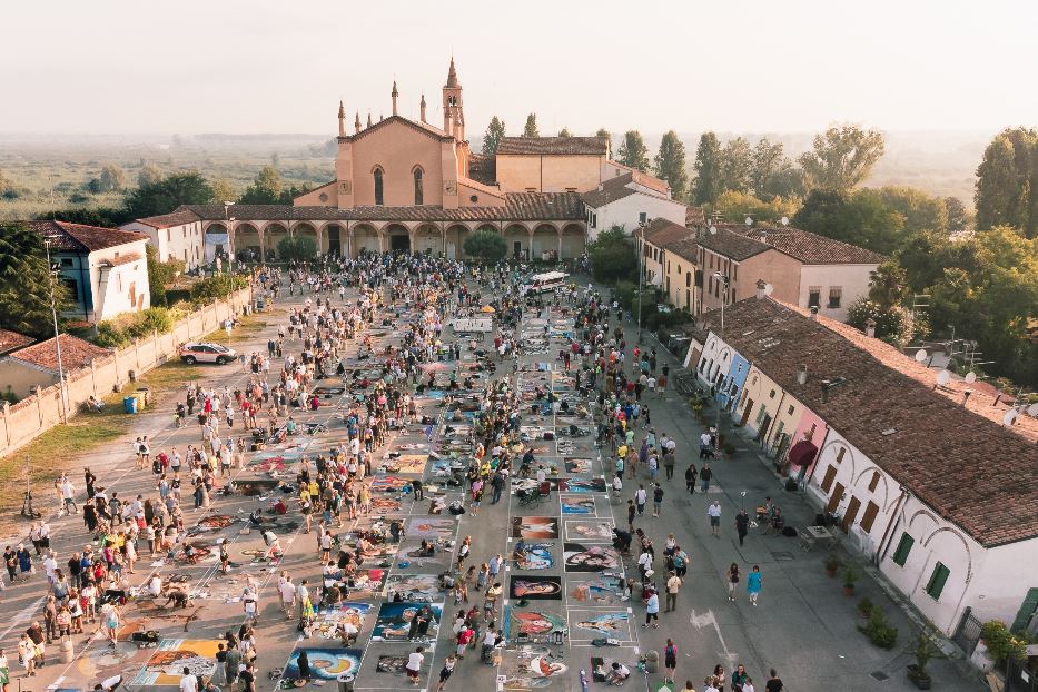 Madonnari all'opera sul sagrato del Santuario della Beata Vergine delle Grazie di Curtatone (Mantova), in occasione del loro Incontro nazionale giunto, nel 2024, alla cinquantesima edizione