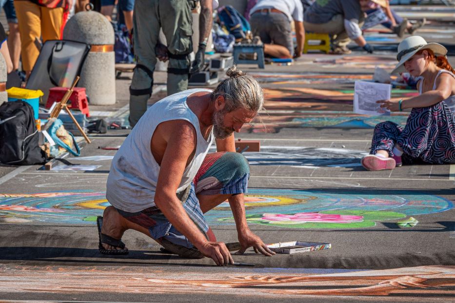 Un madonnaro all’opera sul sagrato del Santuario della Beata Vergine delle Grazie di Curtatone (Mantova). All’edizione 2024 dell'Incontro nazionale partecipano 135 artisti di strada, 40 dei quali provenienti dall’estero. Il tema: la Divina Commedia