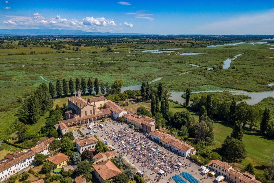 Il Santuario delle Grazie sorge a poca distanza dal fiume Mincio, lungo le cui acque il vescovo di Mantova Marco Busca, la sera della festa dell'Assunta, porterà in processione l'icona della 'Mater Gratiae'