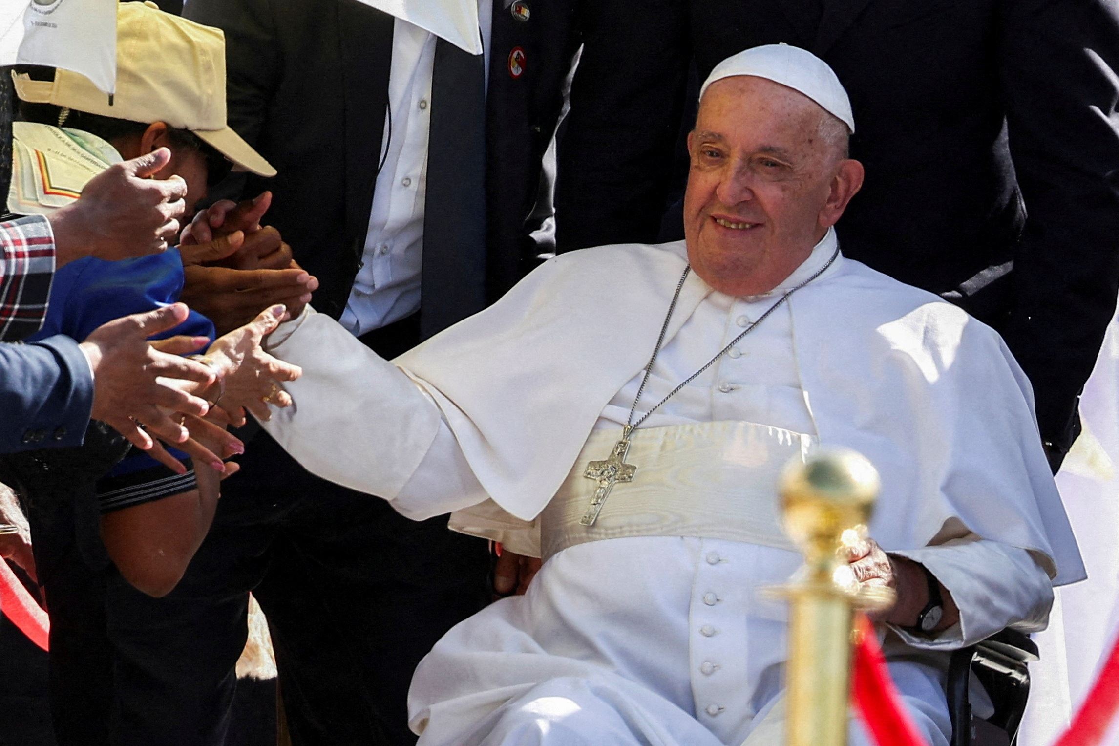 Il Papa attorniato dall'affetto dei fedeli, poco prima di celebrare la messa