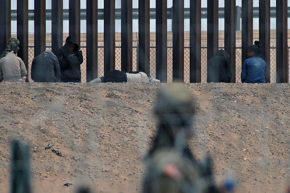 I migranti lungo il confine fra Usa e Messico nell'area di El Paso