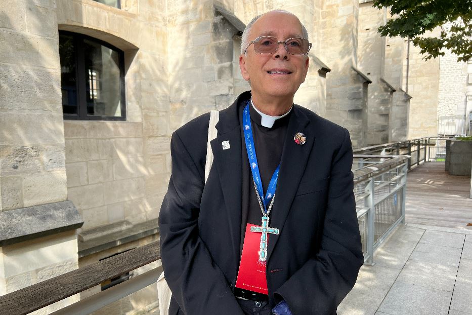 Il vescovo statunitense di El Paso, Mark Joseph Seitz, all'incontro per la pace di Sant'Egidio a Parigi