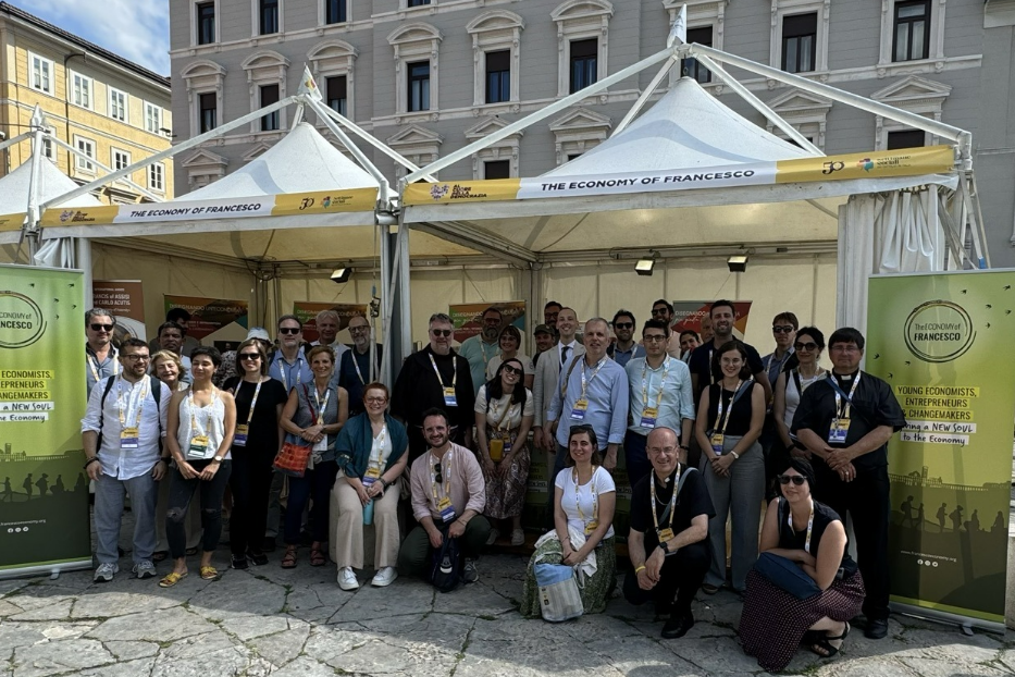 La foto finale di gruppo allo stand di Economy of Francesco