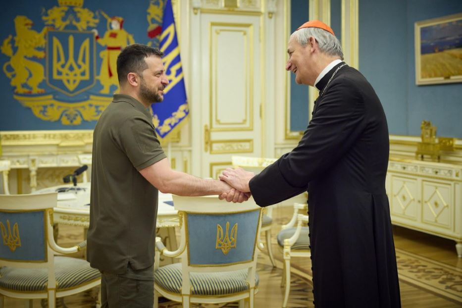 Il presidente ucraino Volodymyr Zelensky e il cardinale Matteo Zuppi nella sua visita a Kiev nel giugno 2023