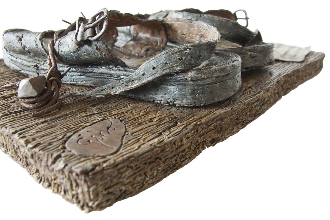 I sandali di san Kolbe scolpiti nel ferro dall'artista Gibo