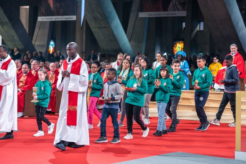 I bambini durante una liturgia a Lourdes