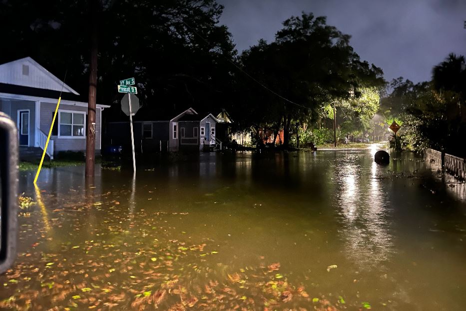 Strade allagate in un sobborgo di St. Petersburg in Florida