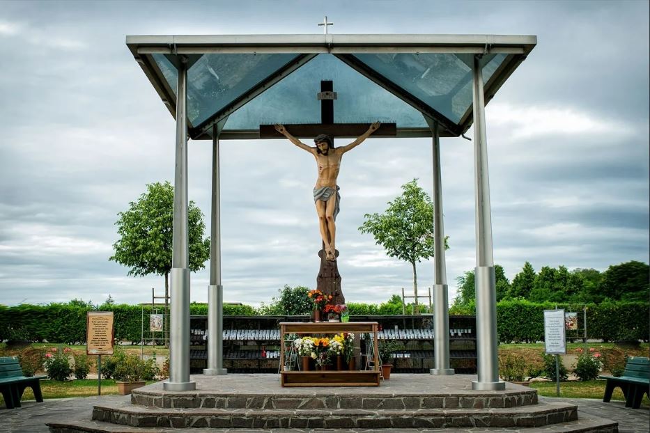 La croce nel santuario di Maria Rosa Mistica-Madre della Chiesa a Fontanelle di Montichiari nella diocesi di Brescia