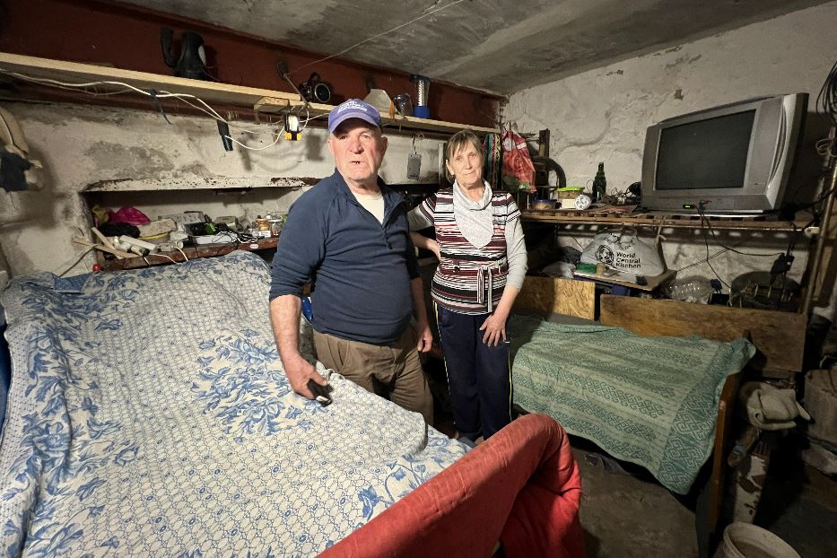 Vladimir Patrolovick e la moglie Olga nel sotterraneo della loro casa bombardata intorno a Orikhiv