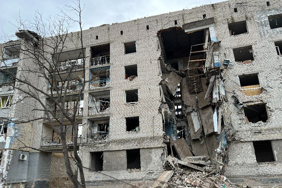 I condomini bombardati a Orikhiv lungo il fronte di Zaporizhzhia