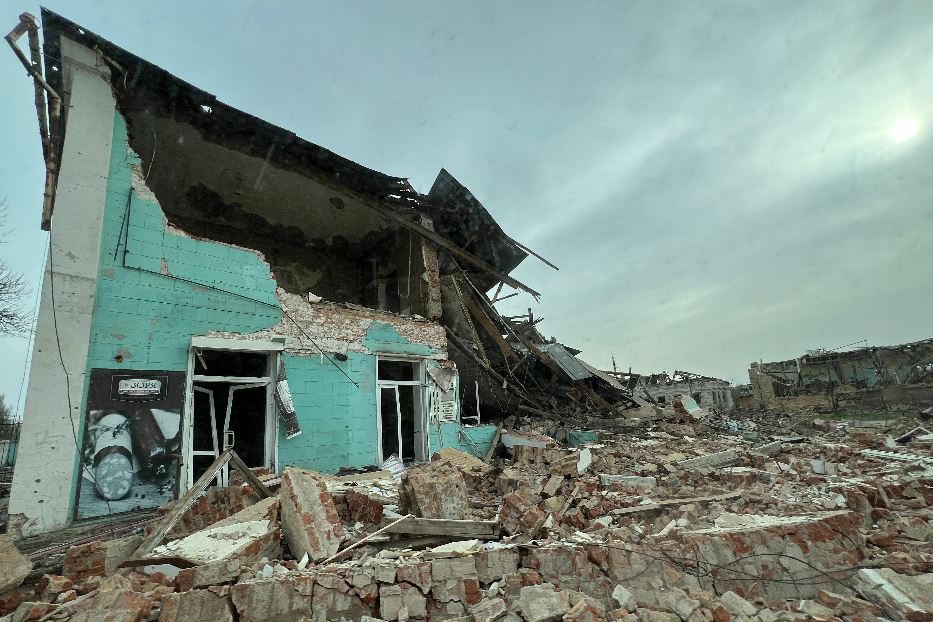 La distruzione nel centro di Orikhiv: l'esercito russo è a cinque chilometri dalla città