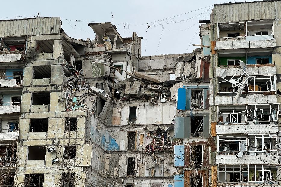I condomini bombardati a Orikhiv lungo il fronte di Zaporizhzhia