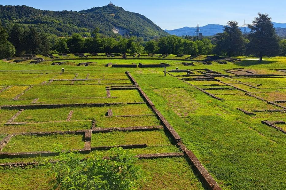Fra i resti della città romana di Libarna, a Serravalle Scrivia