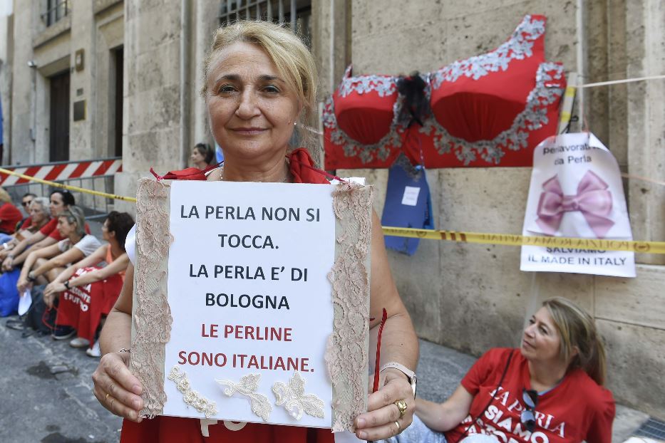 In manifestazione alcune delle dipendenti de La Perla