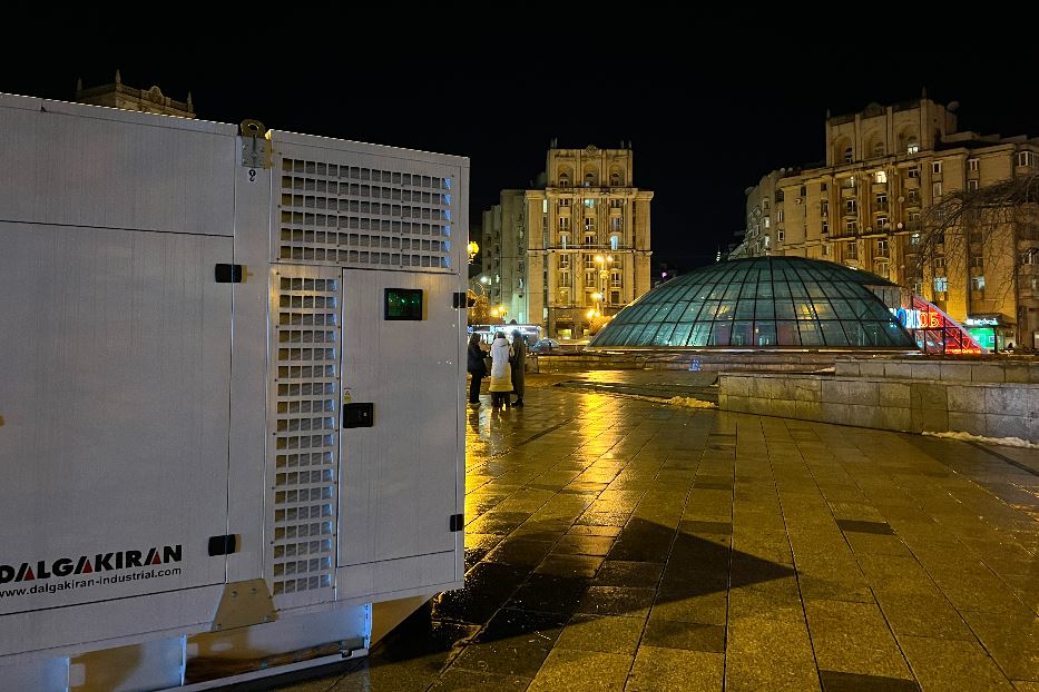 Il generatore elettronico per illuminare un centro commerciale a Maidan, la piazza principale di Kiev