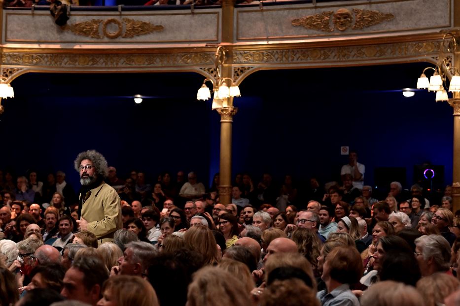 L'ingresso di Cristicchi dalla platea al Rossetti di Trieste