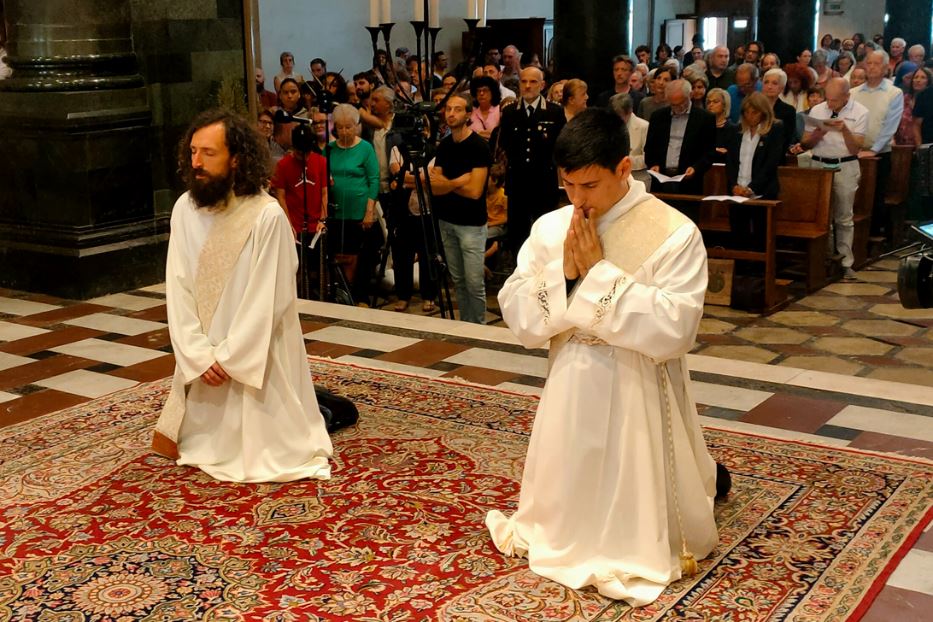L'ex chitarrista punk Giulio Vannucci (a sinistra) e l'ex carabiniere Michele Di Stefano (a destra) durante il rito di ordinazione sacerdotale a Prato
